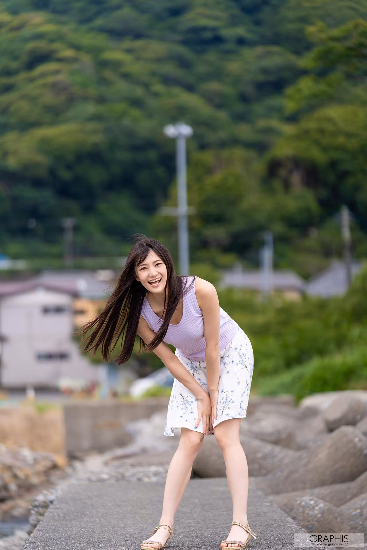 高桥圣子身穿淡紫色背心在室内榻榻米拉低上衣展现巨乳姿势
